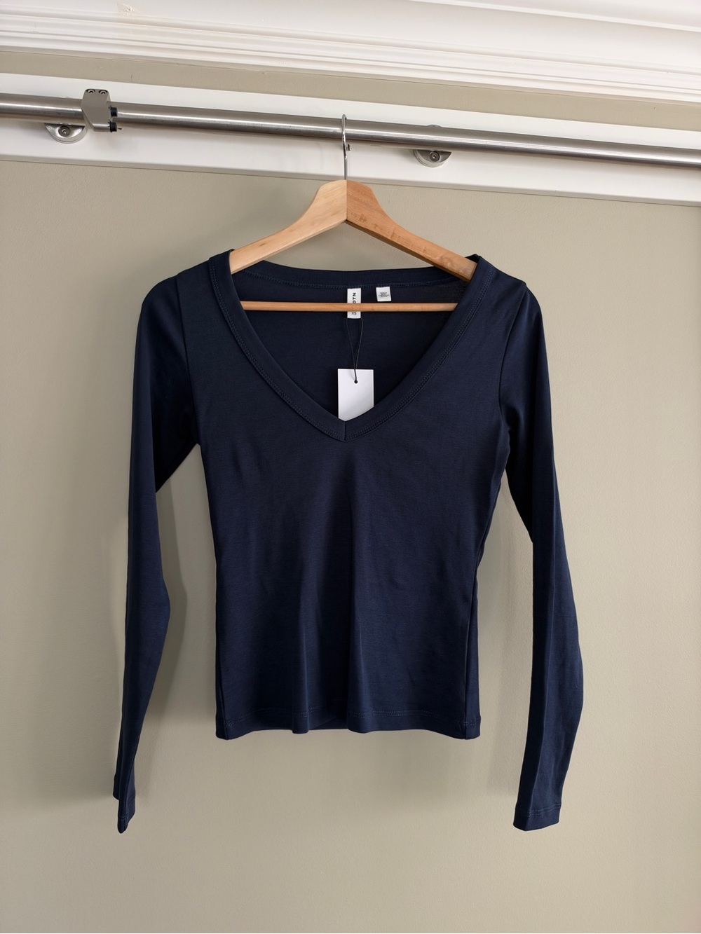 Kotn Long-Sleeve V-Neck in Navy